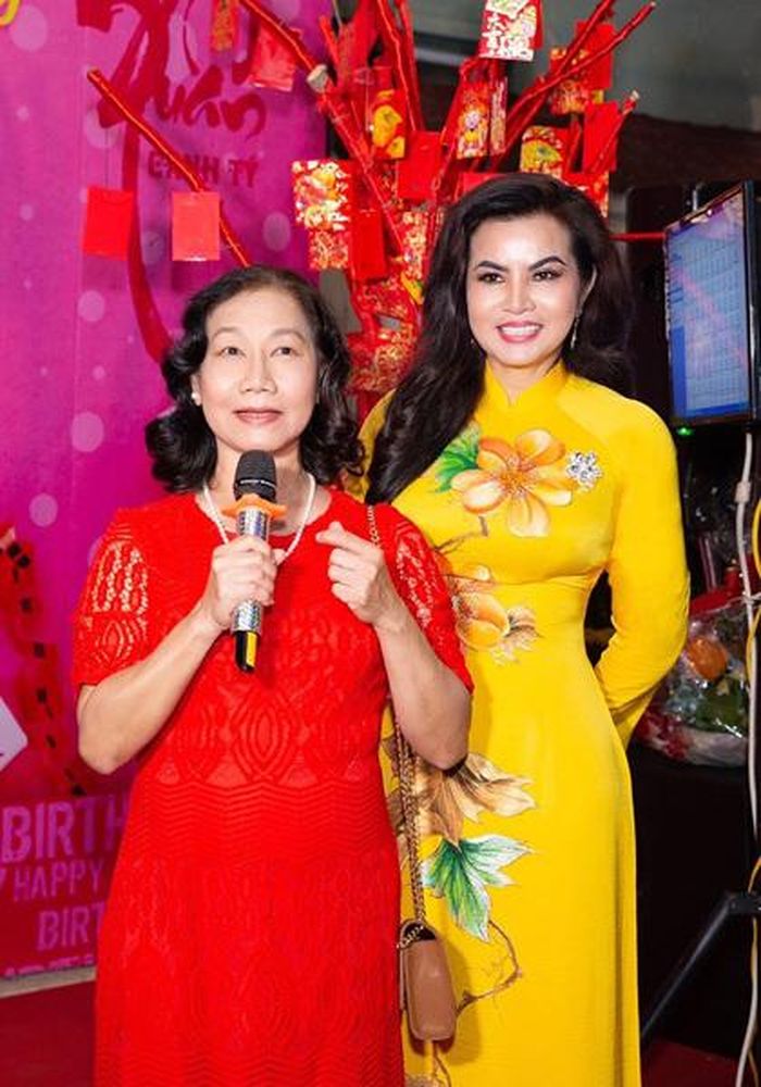 Kim Hồng luôn ghi nhớ công ơn của thầy cô. Đây là Cô Khanh chủ nhiệm thời cấp III của Kim Hồng.