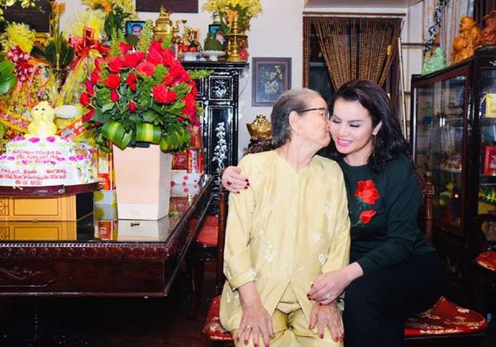 Hoa hậu Kim Hồng tuy lớn rồi nhưng lúc nào chị cũng được Mẹ yêu thương và con trai hết lòng chia sẻ, trân quý mẹ. Nhân ngày sinh nhật, chị tự đi chợ và đích thân vào bếp nấu những món ăn mà mẹ mình thích nhất như: chả giò tôm thịt, bún bò Huề, bánh xèo, cá lóc kho tộ, bánh bột lọc, để chiêu đãi mẹ mình qua đó Kim Hồng muốn thể hiện tình cảm, sự hiếu thảo lòng tri ân của mình gửi đến người mẹ đã sinh thành ra mình và nuôi dạy mình nên người cho mình có được ngày hôm nay. 