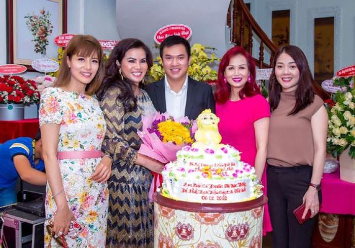 Các em Hoa hậu cùng con trai chuẩn bị cắt bánh sinh nhật...