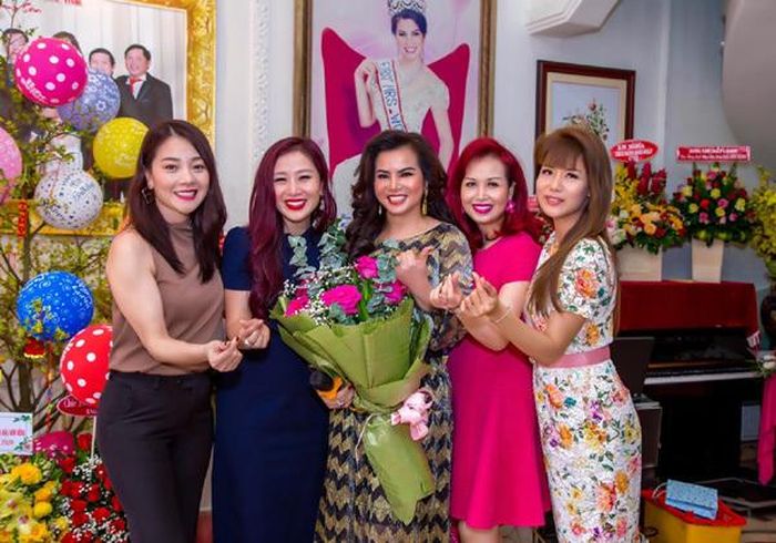 Các em Hoa hậu Á hậu Quý bà Thế giới như Diệu Hoa, Hoàng Yến, Thu Hương, Băng Châu ...những người trường thành từ cuộc thi Hoa Hậu Quí Bà do Kim Hồng tổ chức luôn coi chị như người đi trước dìu dắt, nhân dịp này đã cùng bạn bè thân thiết tới nhà Kim Hồng tặng hoa chúc mừng sinh nhật trong không khi ấm áp, chân tình...