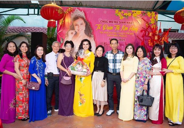 Kim Hồng rất xúc động vì chị không có tổ chức tiệc mừng sinh nhật của mình vì do tình hình dịch virus COVID 19 đang lan tràn khắp nơi ... nhưng với tình cảm chân tình và sự quan tâm của bạn bè, thầy cô đã có cuộc gặp gõ đầu Xuân và chúc mừng sinh nhật của chị.