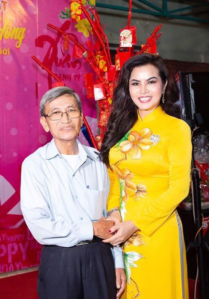 Gặp lại người thầy Nguyễn Văn Ngai là Hiệu trưởng Trường cấp III Nguyễn Hữu Cầu dạy từ thời chị học phổ thông, thầy cũng chúc mừng những thành công của cô
