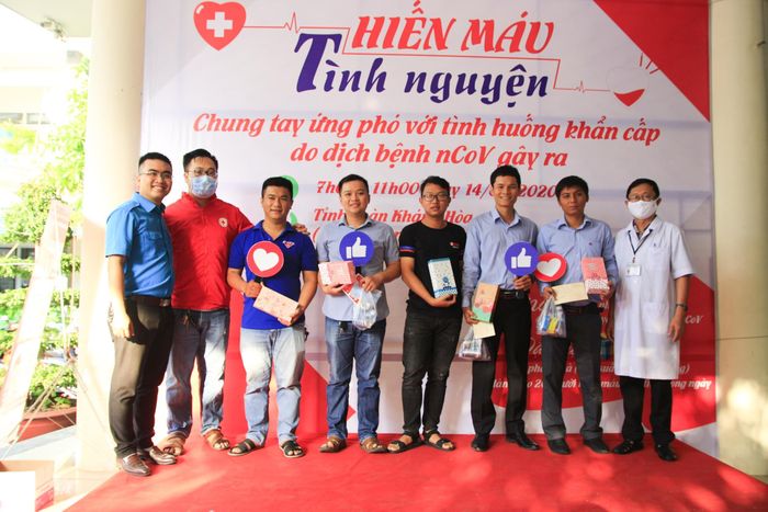 Ban tổ chức tặng quà động viên các tình nguyện viên tham gia hiến máu sớm nhất