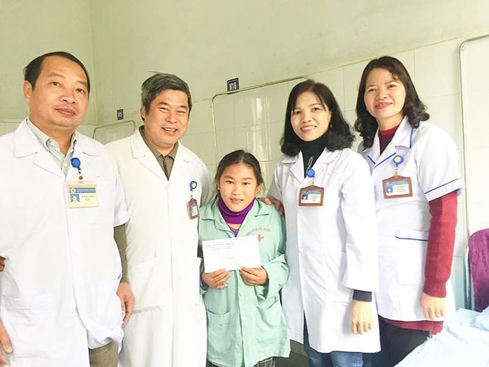 Chị Nguyễn Thị Cẩm Vân, xã Vĩnh Thái nhận sự hỗ trợ từ các y, bác sĩ Trung tâm Y tế Vĩnh Linh. Ảnh: MH