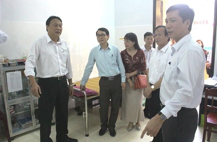 Phó Chủ tịch UBND tỉnh Hoàng Nam kiểm tra công tác phòng chống dịch Covid-19 tại Trường Tiểu học Hàm Nghi, T.P Đông Hà. Ảnh: L.N
