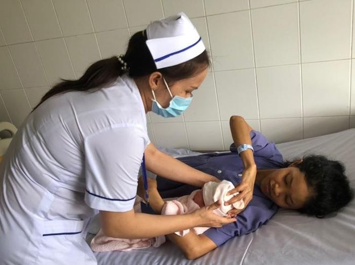 Mẹ, con sản phụ Như đang được chăm sóc tại BVĐKTƯ Cần Thơ.