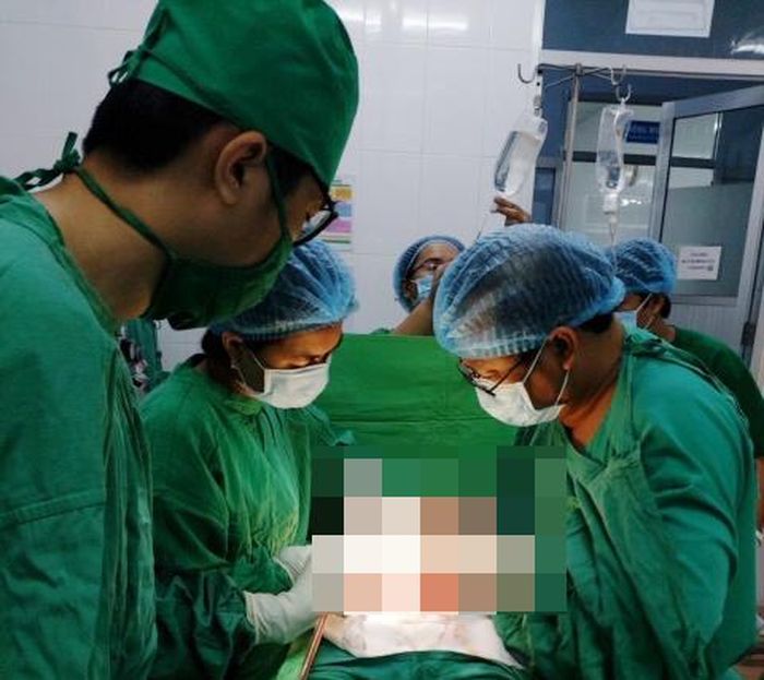 Các BS phẫu thuật bắt con cho sản phụ Như.