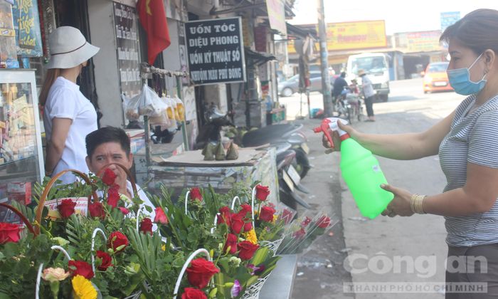 Cửa hàng hoa "ảm đạm" trong buổi sáng ngày lễ tình nhân.