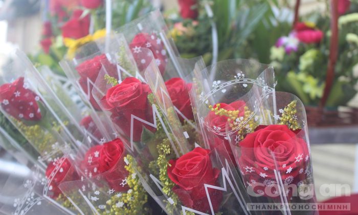 Hoa hồng 1 bông giá 15 ngàn đồng.