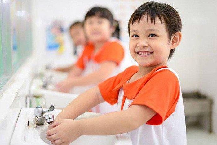 Hướng dẫn trẻ rửa tay đúng cách để phòng bệnh.
