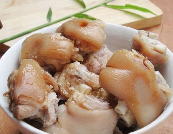 Món ăn từ chân giò lợn giàu collagen và glucosamin sinh học.