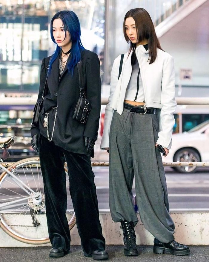 Giới trẻ Nhật cũng lăng xê xu hướng diện quần thụng bỏ phần ống vào giày combat boots. Tuy nhiên, phom dáng rũ và mềm mại hơn so với quần denim. Một điểm lưu ý dành cho những cô gái yêu thích xu hướng này đến từ việc không phù hợp với người có vóc dáng nhỏ nhắn và nhiều khiếm khuyến trên cơ thể. Ảnh: De yeg style.