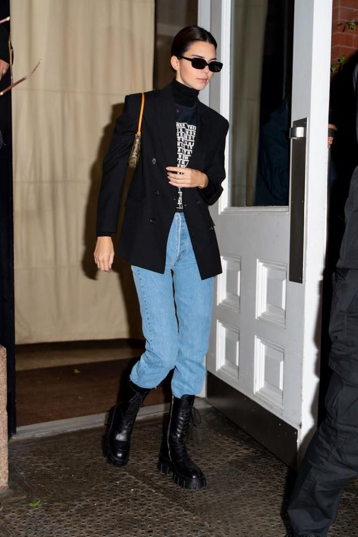 Kendall Jenner là một trong những siêu mẫu cập nhật nhanh nhạy các xu hướng thời trang trên thế giới và biến tấu phù hợp với bản thân. Người đẹp kết hợp quần jeans chất liệu cứng cáp bỏ phần ống vào đôi combat boots đan dây và đi kèm blazer vai ngang, áo thun slogan. Một chiếc túi xách Louis Vuitton vintage đeo ngang vai cũng tăng thêm vẻ nổi bật cho tổng thể. Ảnh: Kendall Jenner.
