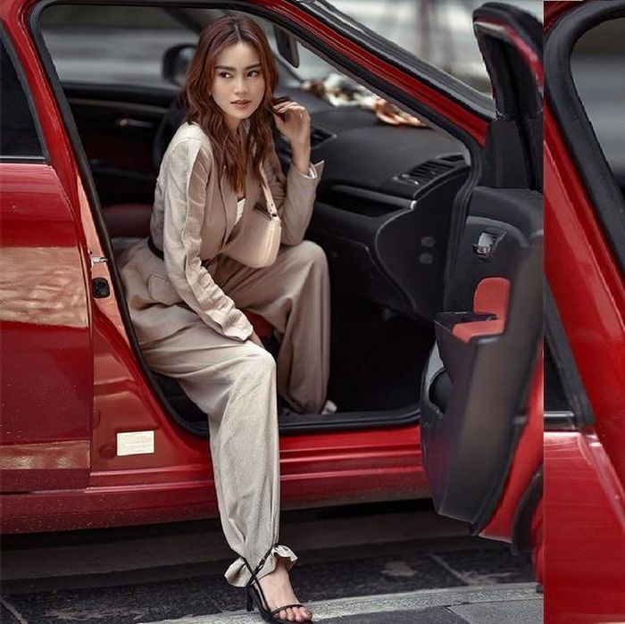 Ninh Dương Lan Ngọc cũng "bắt" trend một cách nhanh chóng với set đồ tông beige nhã nhặn cùng đôi giày sandals đồng điệu với thắt lưng. Tuy nhiên, phần dây thắt khá ngắn khiến ống quần bị kéo xuống một cách thiếu tự nhiên.