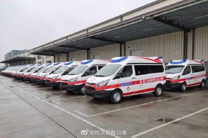 Đoàn xe cứu thương của quỹ từ thiện Hàn Hồng được chuyển đến bệnh viện Lôi Thần Sơn.