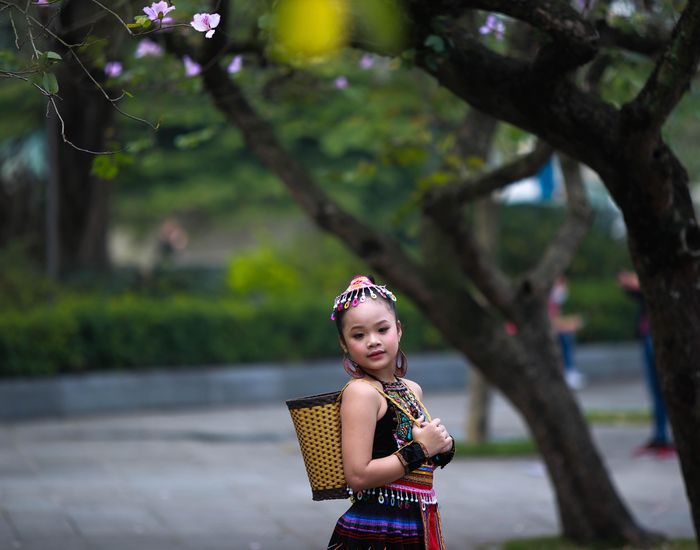  Nhiều em nhỏ được hóa trang thành các cô gái vùng cao để đắm mình trong những bông hoa ban ngay tại Hà Nội.