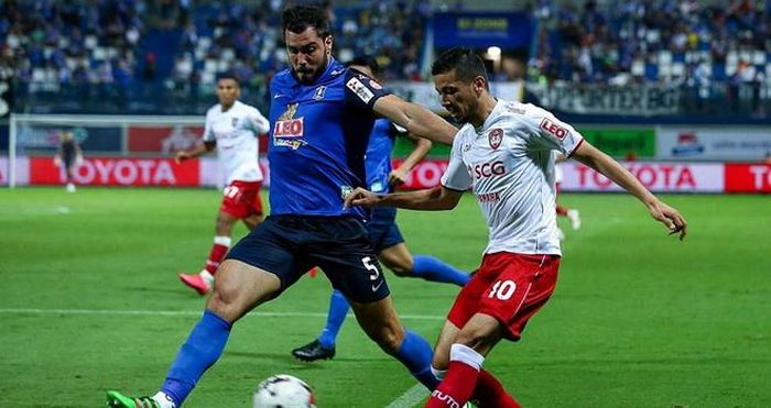 Muangthong United (áo trắng) khởi đầu mùa giải 2020 không như ý