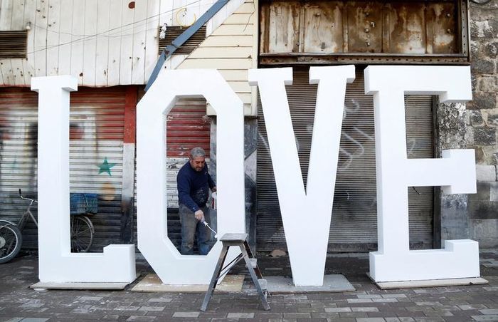 Một chữ "LOVE" (Tình yêu) khổng lồ được dựng ở thủ đô Damascus, Syria.