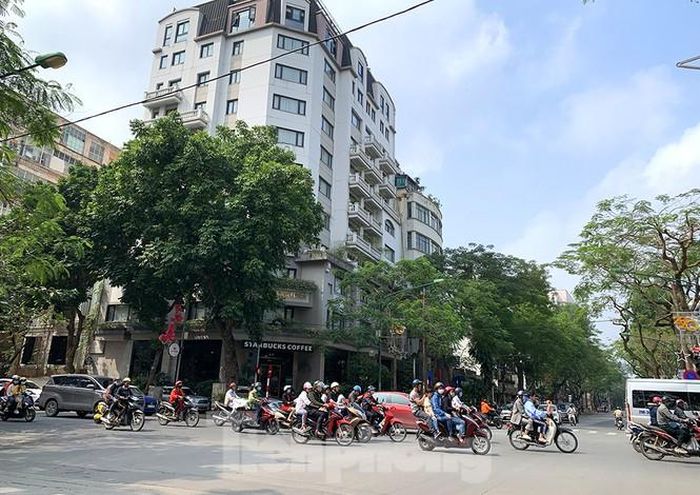 Người dân ra đường nhiều hơn vào cuối tuần.