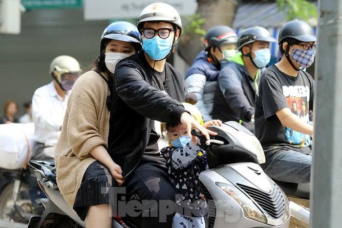 Bố mẹ đưa con ra đường.