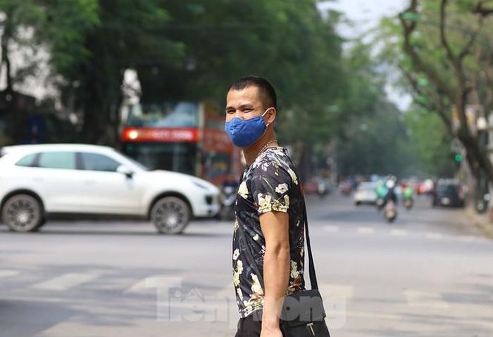 Anh Tuấn - một người đi đường cho biết:" Sáng nay thấy không khí nóng trở lại khi mà hôm qua buổi tối còn phải bật quạt vì trời nồm ẩm ướt,nên sáng nay tôi mặc mỗi áo ngắn tay thay vì áo rét".