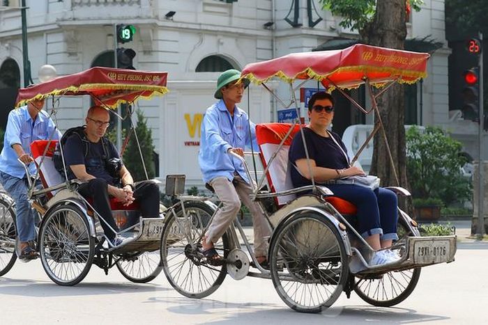 Du khách nước ngoài tham quan trên phố Bà Triệu