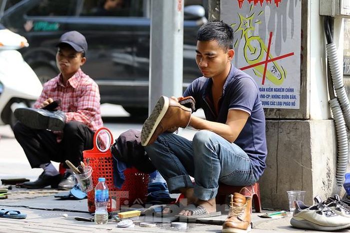Tranh thủ trời nắng mọi người đánh giày nhiều hơn mấy ngày trước, anh M chia sẻ.