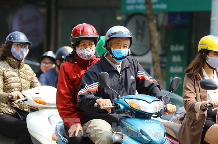Người lớn tuổi cũng tranh thủ trời nắng đi ra ngoài đường
