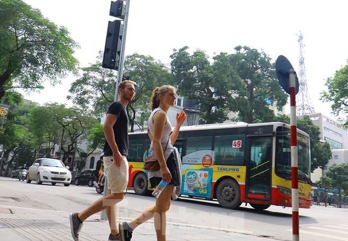 Du khách được hưởng chút ánh nắng trong hôm nay.