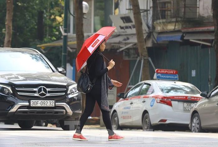 Theo trung tâm khí tượng thủy văn Quốc Gia Do: ảnh hưởng của không khí lạnh, từ chiều tối nay (15/02) ở Bắc Bộ có mưa rào và dông rải rác, trong cơn dông có khả năng xảy ra lốc, sét, mưa đá và gió giật mạnh; từ đêm nay ở Bắc Trung Bộ có mưa, mưa rào, sau đó mưa mở rộng xuống Trung Trung Bộ. Từ ngày 16/2, Bắc Bộ và Bắc Trung Bộ trời chuyển rét; riêng phía Đông Bắc Bộ và Thanh Hóa trong ngày 16-18/02 trời rét đậm, vùng núi có nơi rét hại.