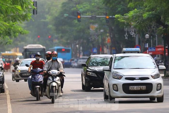 Trên phố Lý Thường Kiệt người đi đường cảm nhận cái nắng nóng bắt đầu.