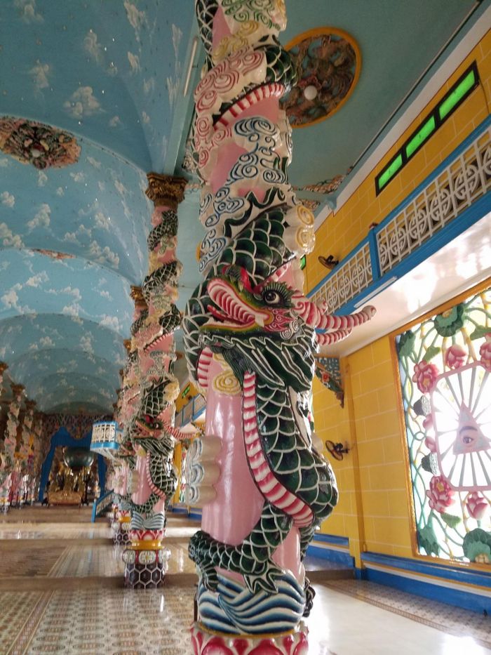 Phía bên trong Tòa Thánh có kiến trúc vô cùng độc đáo. Hai hàng cột phía trong tòa được trạm trổ hình rồng với nhiều màu sắc rực rỡ. Nền tòa thánh có 9 cấp được gọi là “Cửu phẩm thần tiên”, mỗi cấp tương đương với một phẩm cấp. Ở giữa có quả cầu lớn tượng trưng cho vũ trụ với Thiên Nhãn nằm phía trước.