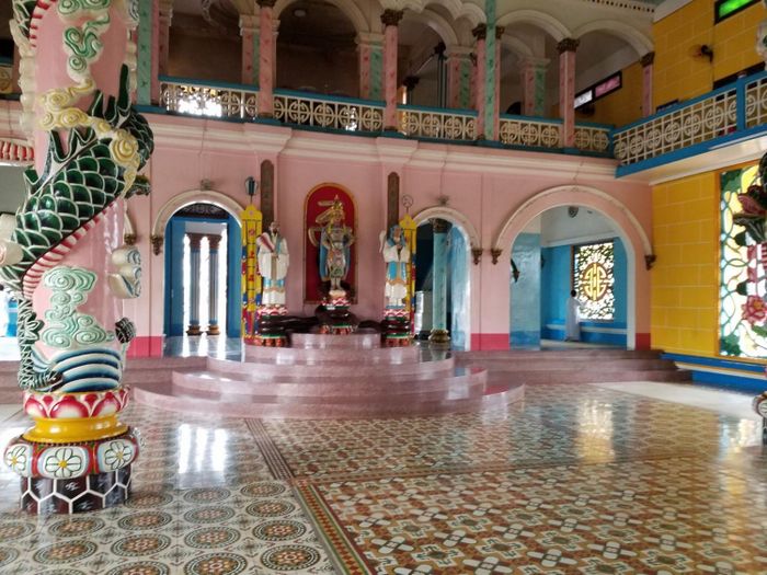 Tòa thánh được khởi công xây dựng từ năm 1933 tuy nhiên tới năm 1955 mới hoàn thành do trong quá trình thi công bị gián đoạn. Tòa thánh được xây dựng trên khu vực rộng lớn, có hàng rào bao bọc xung quanh và bao gồm nhiều công trình lớn nhỏ độc đáo.