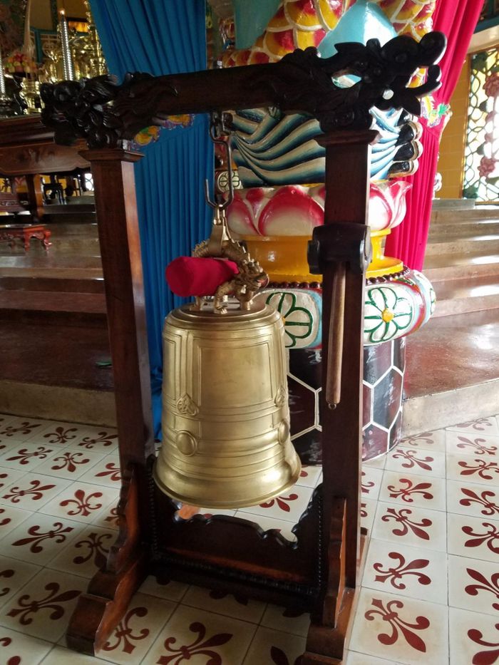 Ngoài ra, bên trong tòa thánh còn rất nhiều chi tiết chạm trổ kỳ công mang nhiều ý nghĩa biểu tượng, chủ yếu là các chi tiết liên quan tới Thiên Nhãn. 
