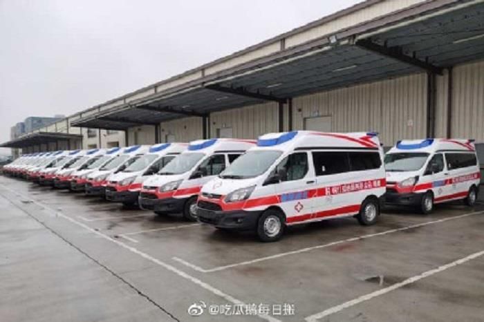 Đoàn xe cứu thương của quỹ từ thiện Hàn Hồng được chuyển đến bệnh viện Lôi Thần Sơn.