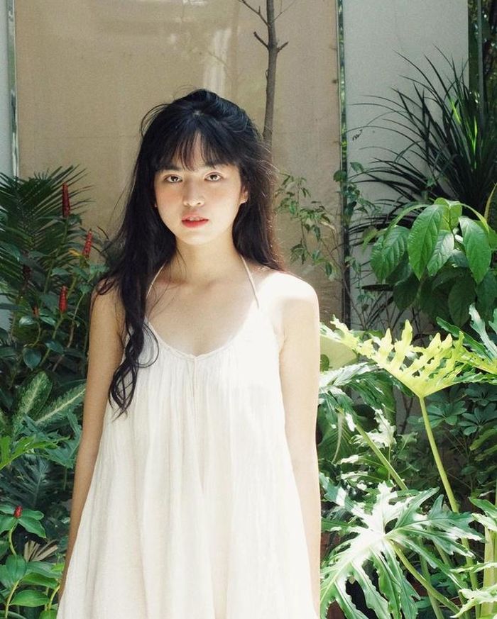  “Để tôi tự đánh giá thì tôi nghĩ mình đạt được 80-90% so với nhân vật Trà Long trong tiểu thuyết. Tôi và Trà Long giống nhau gần như hoàn toàn. Chỉ khác là Trà Long rất đảm đang, tháo vác việc nhà còn tôi thì hậu đậu. Về tính cách thì chúng tôi không có gì khác nhau”, cô nói. 