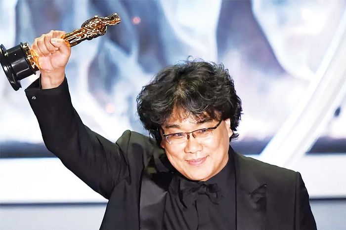 Đạo diễn Bong Joon-ho nhận tượng vàng Oscar với phim Parasite