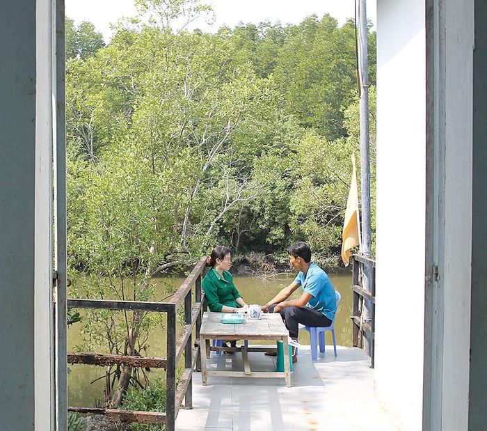 Phút thư giãn của vợ chồng anh Huỳnh Mộng Anh - chị Trương Thị Quí tại chốt Khối Tàu
