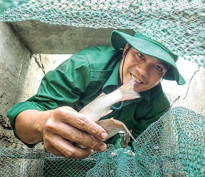 Tăng gia sản xuất, bắt tôm, cá để cải thiện đời sống tại chốt Tắc Cá Cháy 1