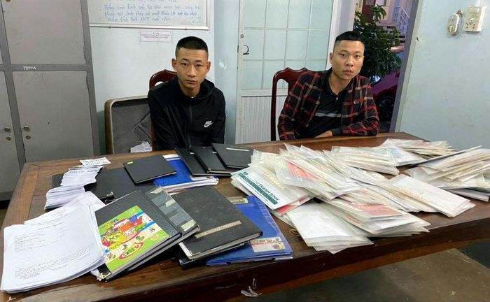 Đối tượng Quang và Dũng tại cơ quan điều tra