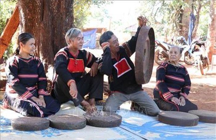 Nghệ nhân Ksor Siơh (thứ hai từ phải sang), dân tộc Jrai, sinh năm 1958, làng Kly, thị trấn Nhơn Hòa, huyện Chư Pưh (Gia Lai) là nghệ nhân chỉnh chiêng có tiếng ở Tây Nguyên. Ảnh: Hồng Điệp - TTXVN
