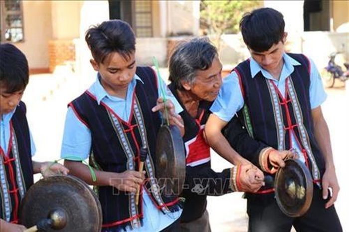 Nghệ nhân Ksor Siơh, dân tộc Jrai, sinh năm 1958, làng Kly, thị trấn Nhơn Hòa, huyện Chư Pưh (Gia Lai) dạy đánh cồng chiêng cho học sinh trong vùng. Ảnh: Hồng Điệp - TTXVN