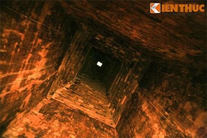 Trên đỉnh tháp có lỗ trống để đón ánh nắng mặt trời chiếu thẳng xuống vào giờ chính Ngọ.