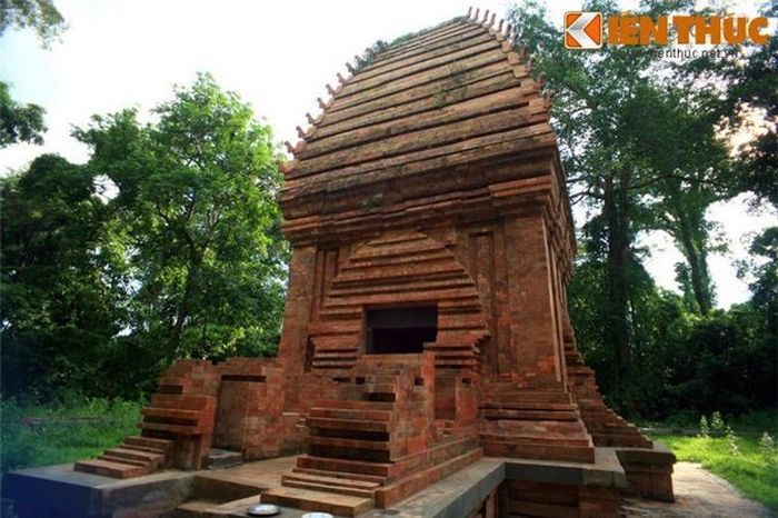  Tháp cao 9m, được xây bằng gạch nung không có mạch vữa trên nền hình vuông, mỗi chiều 5m. Tháp chỉ có một cửa ra vào duy nhất ở mặt phía Đông, ba mặt còn lại là cửa giả. Trong tháp không trang trí gì và không có tượng thờ. 