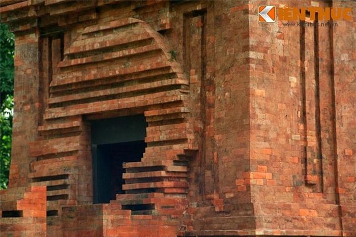  Trong thời gian chiến tranh Việt Nam, tháp Yang Prong đã bị đánh mìn một lần và hư hỏng nhiều. Tòa tháp hiện tại đã được tu bổ để khôi phục lại gần với kiến trúc nguyên trạng.