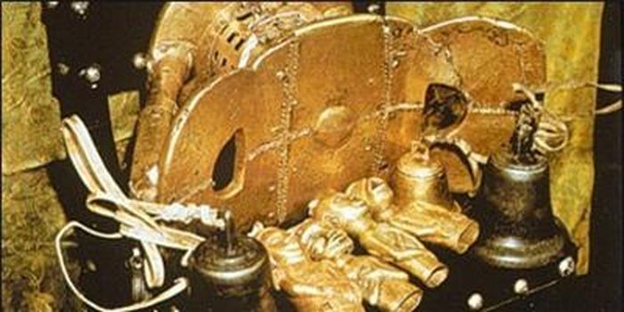 Sau khi cuộc giao tranh giữa hai bên xảy ra, ban đầu lực lượng Anh đã cho lưu đày vua Ashanti là Premeph I. Sau đó, thống đốc Sir Frederick Mitchell Hodgson yêu cầu được ngồi lên ghế vàng vào năm 1900. Hành động này đã xúc phạm đến người dân như Ashanti bởi chiếc ghế này là dành cho vua Ashanti và nó cũng là một biểu tượng thiêng liêng đối với người dân.