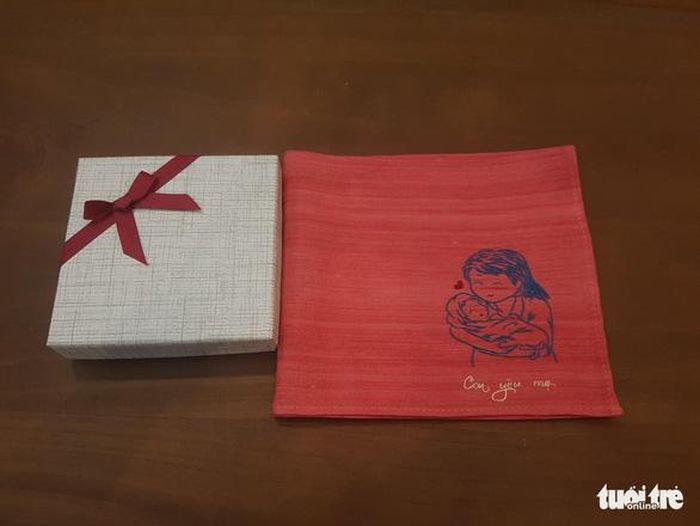 Khăn tay đầy ắp tình yêu gửi đến mẹ với lời tâm tình: "Con yêu mẹ" - Ảnh: HÀ THANH