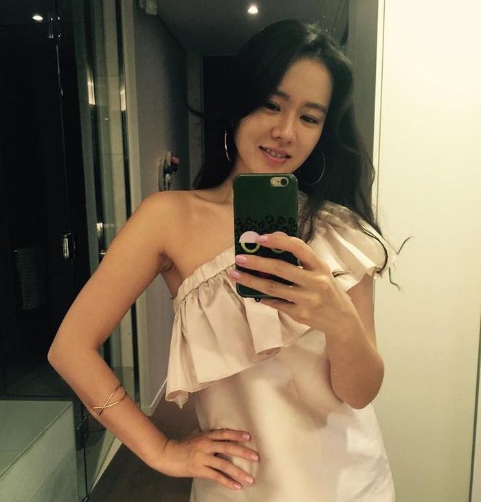 Hiện tại, Son Ye Jin được cho là đang hẹn hò bí mật với Hyun Bin. Cả hai còn từng bị bắt gặp đi siêu thị tại Mỹ. Tuy nhiên, nữ diễn viên vẫn quả quyết khẳng định họ chỉ là bạn bè thân thiết.