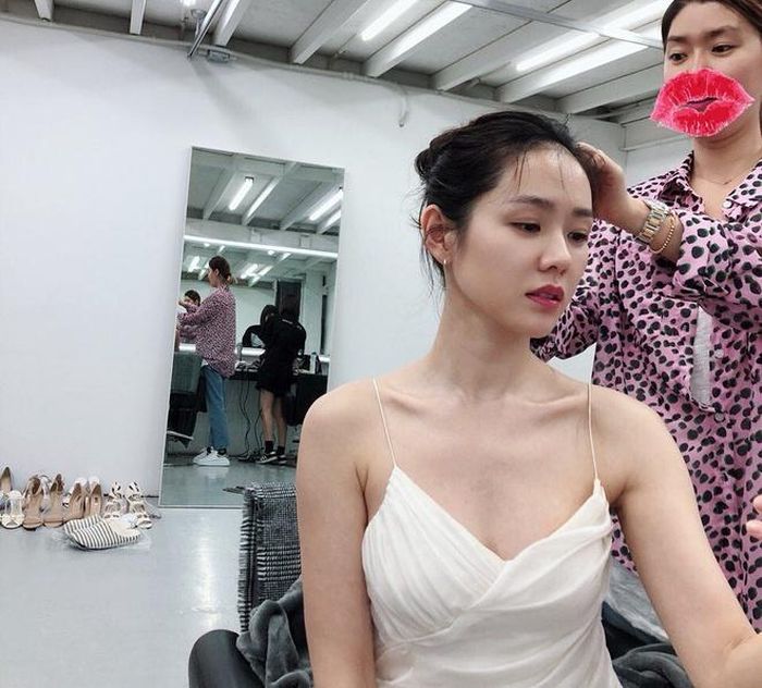 Dù sở hữu nhan sắc đáng mơ ước nhưng Son Ye Jin hiếm khi khoe thân hình trên trang cá nhân. Khi tham gia các lễ trao giải điện ảnh, thỉnh thoảng người đẹp phá cách bằng những bộ đồ gợi cảm. Nhưng phong cách chủ đạo của cô là dịu dàng, nữ tính và kín đáo.