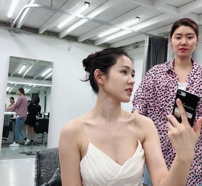 Trên trang Instagram của mình, Son Ye Jin hầu như chỉ đăng ảnh đi du lịch và đi chơi cùng bạn bè. Khi có dự án phim mới, cô đánh dấu bằng những bức ảnh xe cà phê được đồng nghiệp gửi tới chúc mừng.